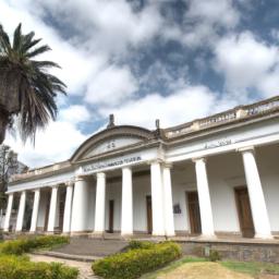 Addis Ababa National Museum erstrahlt in vollem Glanz: Aufgenommen mit einem Weitwinkelobjektiv direkt vor dieser atemberaubenden Sehenswürdigkeit in Äthiopien