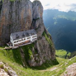 Berggasthaus Aescher erstrahlt in vollem Glanz: Aufgenommen mit einem Weitwinkelobjektiv direkt vor dieser atemberaubenden Sehenswürdigkeit in Appenzell
