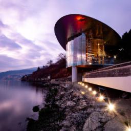 Casino Barrière Montreux erstrahlt in vollem Glanz: Aufgenommen mit einem Weitwinkelobjektiv direkt vor dieser atemberaubenden Sehenswürdigkeit in Montreux