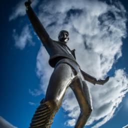 Freddie Mercury Statue erstrahlt in vollem Glanz: Aufgenommen mit einem Weitwinkelobjektiv direkt vor dieser atemberaubenden Sehenswürdigkeit in Montreux
