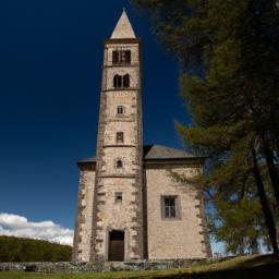 Kirche San Karl St. Moritz erstrahlt in vollem Glanz: Aufgenommen mit einem Weitwinkelobjektiv direkt vor dieser atemberaubenden Sehenswürdigkeit in St Moritz