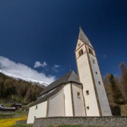 Kirche St. Johann Davos erstrahlt in vollem Glanz: Aufgenommen mit einem Weitwinkelobjektiv direkt vor dieser atemberaubenden Sehenswürdigkeit in Davos