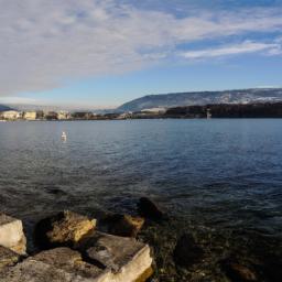 Lac de Genève erstrahlt in vollem Glanz: Aufgenommen mit einem Weitwinkelobjektiv direkt vor dieser atemberaubenden Sehenswürdigkeit in Montreux