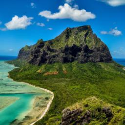 Le Morne Brabant erstrahlt in vollem Glanz: Aufgenommen mit einem Weitwinkelobjektiv direkt vor dieser atemberaubenden Sehenswürdigkeit in Mauritius