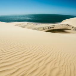 Nationalpark Banc d'Arguin erstrahlt in vollem Glanz: Aufgenommen mit einem Weitwinkelobjektiv direkt vor dieser atemberaubenden Sehenswürdigkeit in Mauretanien