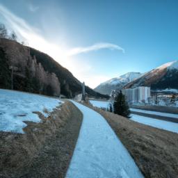 Promenade Davos erstrahlt in vollem Glanz: Aufgenommen mit einem Weitwinkelobjektiv direkt vor dieser atemberaubenden Sehenswürdigkeit in Davos