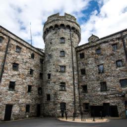 Cork City Gaol erstrahlt in vollem Glanz: Aufgenommen mit einem Weitwinkelobjektiv direkt vor dieser atemberaubenden Sehenswürdigkeit in Cork