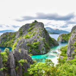 Coron Island erstrahlt in vollem Glanz: Aufgenommen mit einem Weitwinkelobjektiv direkt vor dieser atemberaubenden Sehenswürdigkeit in Philippinen