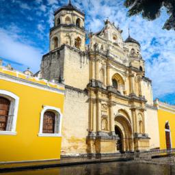 Catedral de San Juan Bautista erstrahlt in vollem Glanz: Aufgenommen mit einem Weitwinkelobjektiv direkt vor dieser atemberaubenden Sehenswürdigkeit in San Juan