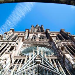 Cathédrale Notre-Dame-Immaculée erstrahlt in vollem Glanz: Aufgenommen mit einem Weitwinkelobjektiv direkt vor dieser atemberaubenden Sehenswürdigkeit in Monaco