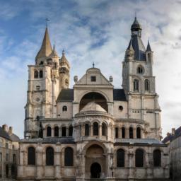 Cathédrale Saint-Bénigne de Dijon erstrahlt in vollem Glanz: Aufgenommen mit einem Weitwinkelobjektiv direkt vor dieser atemberaubenden Sehenswürdigkeit in Dijon