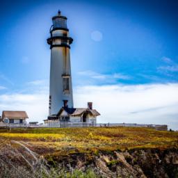 California Lighthouse erstrahlt in vollem Glanz: Aufgenommen mit einem Weitwinkelobjektiv direkt vor dieser atemberaubenden Sehenswürdigkeit in Aruba