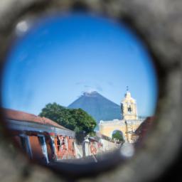 Antigua Guatemala erstrahlt in vollem Glanz: Aufgenommen mit einem Weitwinkelobjektiv direkt vor dieser atemberaubenden Sehenswürdigkeit in Guatemala