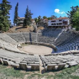 Antikes Theater von Ohrid erstrahlt in vollem Glanz: Aufgenommen mit einem Weitwinkelobjektiv direkt vor dieser atemberaubenden Sehenswürdigkeit in Ohridsee