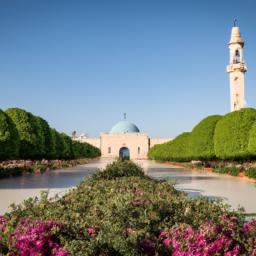 Al Soudah Park erstrahlt in vollem Glanz: Aufgenommen mit einem Weitwinkelobjektiv direkt vor dieser atemberaubenden Sehenswürdigkeit in Saudi-Arabien