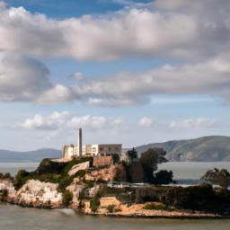 Alcatraz Island erstrahlt in vollem Glanz: Aufgenommen mit einem Weitwinkelobjektiv direkt vor dieser atemberaubenden Sehenswürdigkeit in Westküste