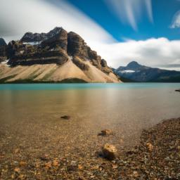 Bow Lake erstrahlt in vollem Glanz: Aufgenommen mit einem Weitwinkelobjektiv direkt vor dieser atemberaubenden Sehenswürdigkeit in Banff