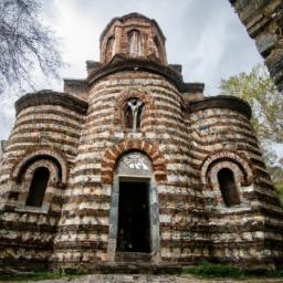 Boyana Church erstrahlt in vollem Glanz: Aufgenommen mit einem Weitwinkelobjektiv direkt vor dieser atemberaubenden Sehenswürdigkeit in Sofia