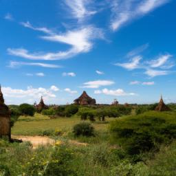 Bagan Archäologische Zone erstrahlt in vollem Glanz: Aufgenommen mit einem Weitwinkelobjektiv direkt vor dieser atemberaubenden Sehenswürdigkeit in Myanmar