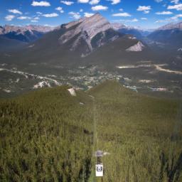 Banff Gondola erstrahlt in vollem Glanz: Aufgenommen mit einem Weitwinkelobjektiv direkt vor dieser atemberaubenden Sehenswürdigkeit in Banff
