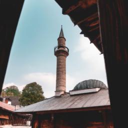 Bascarsija, Sarajevo erstrahlt in vollem Glanz: Aufgenommen mit einem Weitwinkelobjektiv direkt vor dieser atemberaubenden Sehenswürdigkeit in Bosnien und Herzegowina