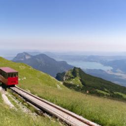 Bergbahn Schafbergbahn erstrahlt in vollem Glanz: Aufgenommen mit einem Weitwinkelobjektiv direkt vor dieser atemberaubenden Sehenswürdigkeit in Wolfgangsee