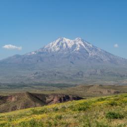 Berg Ararat erstrahlt in vollem Glanz: Aufgenommen mit einem Weitwinkelobjektiv direkt vor dieser atemberaubenden Sehenswürdigkeit in Türkei