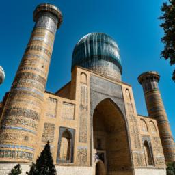 Bibi-Khanym-Moschee, Samarkand erstrahlt in vollem Glanz: Aufgenommen mit einem Weitwinkelobjektiv direkt vor dieser atemberaubenden Sehenswürdigkeit in Usbekistan