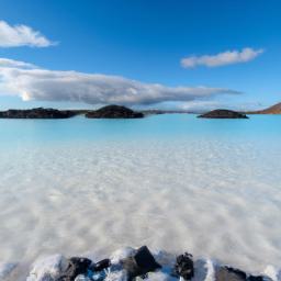Blaue Lagune erstrahlt in vollem Glanz: Aufgenommen mit einem Weitwinkelobjektiv direkt vor dieser atemberaubenden Sehenswürdigkeit in Island