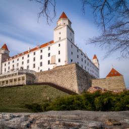 Bratislavaer Burg erstrahlt in vollem Glanz: Aufgenommen mit einem Weitwinkelobjektiv direkt vor dieser atemberaubenden Sehenswürdigkeit in Slowakei