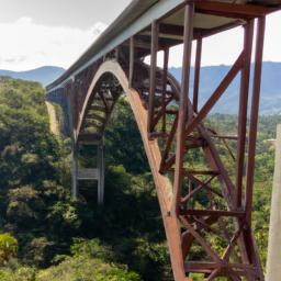 Brücke von Bacunayagua erstrahlt in vollem Glanz: Aufgenommen mit einem Weitwinkelobjektiv direkt vor dieser atemberaubenden Sehenswürdigkeit in Matanzas