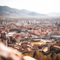 Burg von Prizren erstrahlt in vollem Glanz: Aufgenommen mit einem Weitwinkelobjektiv direkt vor dieser atemberaubenden Sehenswürdigkeit in Kosovo