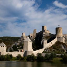 Golubac Festung erstrahlt in vollem Glanz: Aufgenommen mit einem Weitwinkelobjektiv direkt vor dieser atemberaubenden Sehenswürdigkeit in Serbien