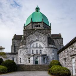 Galway Cathedral erstrahlt in vollem Glanz: Aufgenommen mit einem Weitwinkelobjektiv direkt vor dieser atemberaubenden Sehenswürdigkeit in Galway