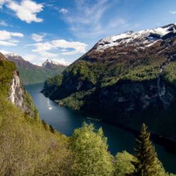 Geirangerfjord erstrahlt in vollem Glanz: Aufgenommen mit einem Weitwinkelobjektiv direkt vor dieser atemberaubenden Sehenswürdigkeit in Norwegen