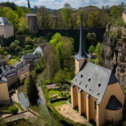 Grund, Luxemburg erstrahlt in vollem Glanz: Aufgenommen mit einem Weitwinkelobjektiv direkt vor dieser atemberaubenden Sehenswürdigkeit in Luxemburg