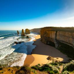 Great Ocean Road erstrahlt in vollem Glanz: Aufgenommen mit einem Weitwinkelobjektiv direkt vor dieser atemberaubenden Sehenswürdigkeit in Australien