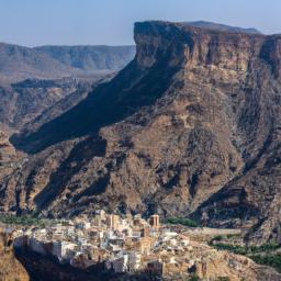Dar al-Hajar erstrahlt in vollem Glanz: Aufgenommen mit einem Weitwinkelobjektiv direkt vor dieser atemberaubenden Sehenswürdigkeit in Jemen