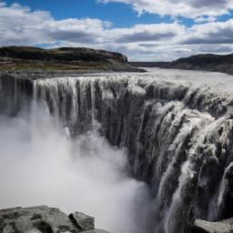 Dettifoss Wasserfall erstrahlt in vollem Glanz: Aufgenommen mit einem Weitwinkelobjektiv direkt vor dieser atemberaubenden Sehenswürdigkeit in Island