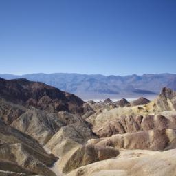 Death Valley Nationalpark erstrahlt in vollem Glanz: Aufgenommen mit einem Weitwinkelobjektiv direkt vor dieser atemberaubenden Sehenswürdigkeit in Westküste