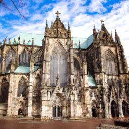 Derbische Kathedrale erstrahlt in vollem Glanz: Aufgenommen mit einem Weitwinkelobjektiv direkt vor dieser atemberaubenden Sehenswürdigkeit in Serbien