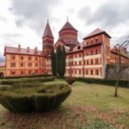 Deçan-Kloster erstrahlt in vollem Glanz: Aufgenommen mit einem Weitwinkelobjektiv direkt vor dieser atemberaubenden Sehenswürdigkeit in Kosovo
