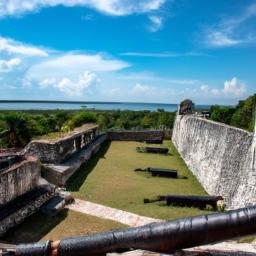 Fort San Felipe Bacalar erstrahlt in vollem Glanz: Aufgenommen mit einem Weitwinkelobjektiv direkt vor dieser atemberaubenden Sehenswürdigkeit in Bacalar
