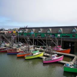 Fisherman's Wharf erstrahlt in vollem Glanz: Aufgenommen mit einem Weitwinkelobjektiv direkt vor dieser atemberaubenden Sehenswürdigkeit in San Francisco