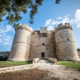 Kolossi Castle erstrahlt in vollem Glanz: Aufgenommen mit einem Weitwinkelobjektiv direkt vor dieser atemberaubenden Sehenswürdigkeit in Zypern