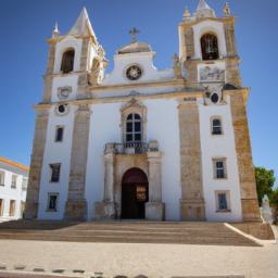 Kathedrale von Faro erstrahlt in vollem Glanz: Aufgenommen mit einem Weitwinkelobjektiv direkt vor dieser atemberaubenden Sehenswürdigkeit in Faro