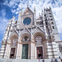 Kathedrale von Siena, Siena erstrahlt in vollem Glanz: Aufgenommen mit einem Weitwinkelobjektiv direkt vor dieser atemberaubenden Sehenswürdigkeit in Italien