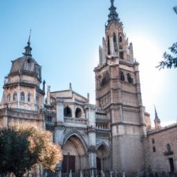 Kathedrale von Toledo erstrahlt in vollem Glanz: Aufgenommen mit einem Weitwinkelobjektiv direkt vor dieser atemberaubenden Sehenswürdigkeit in Toledo