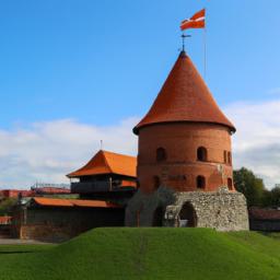 Kaunas Burg erstrahlt in vollem Glanz: Aufgenommen mit einem Weitwinkelobjektiv direkt vor dieser atemberaubenden Sehenswürdigkeit in Litauen