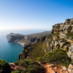 Kap der Guten Hoffnung erstrahlt in vollem Glanz: Aufgenommen mit einem Weitwinkelobjektiv direkt vor dieser atemberaubenden Sehenswürdigkeit in Südafrika
